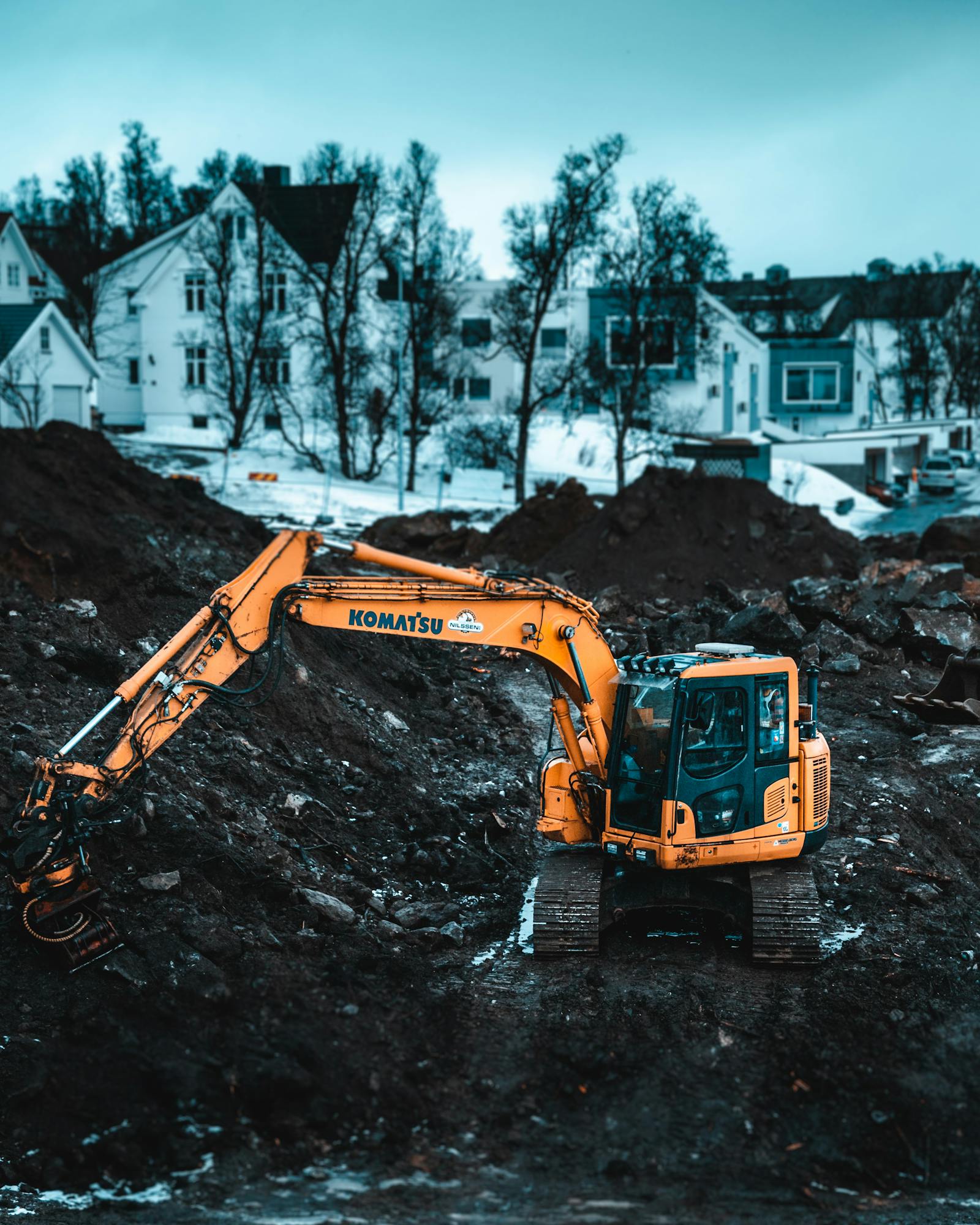 Gravemaskin p&aring; vinterbyggeplass i Troms&oslash;