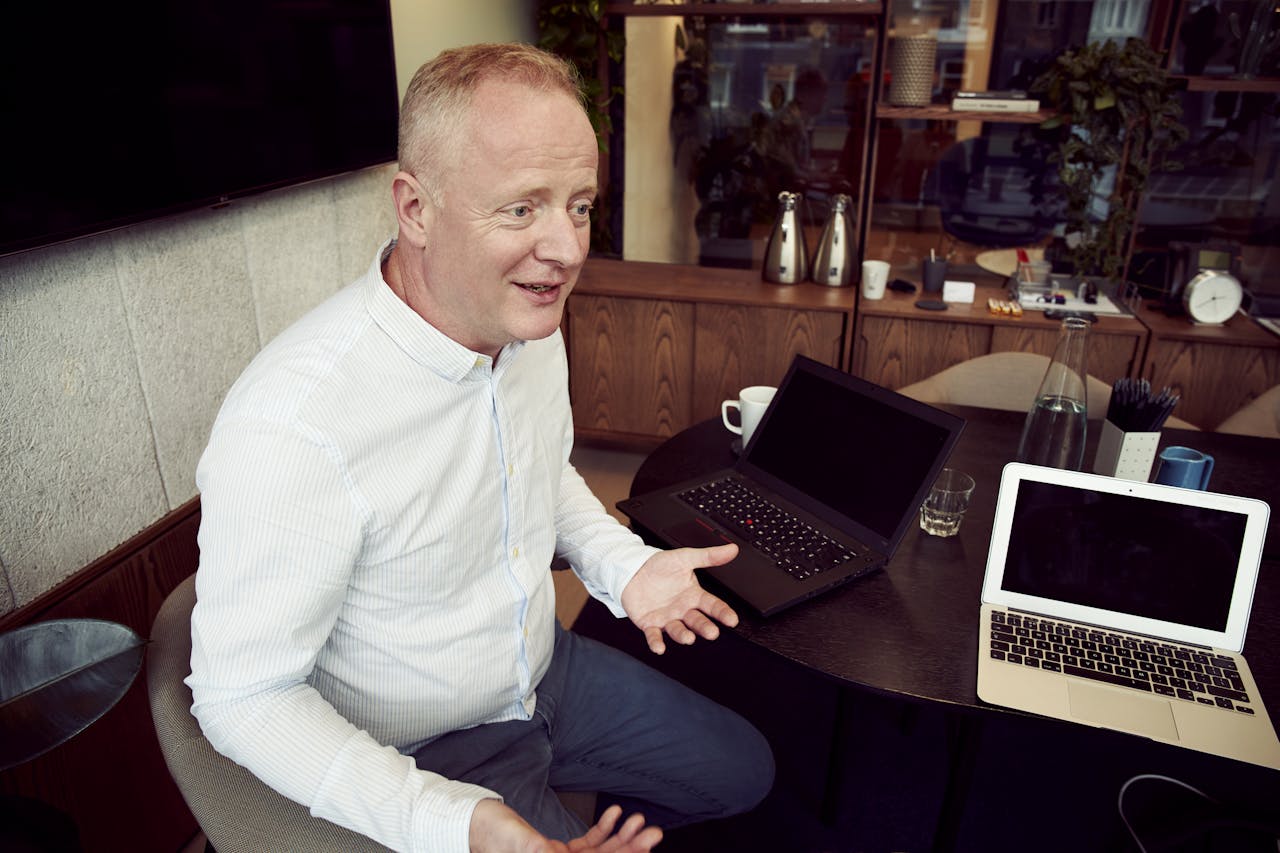 «Daglig leder i en liten bedrift bruker AI på laptop på kontoret»